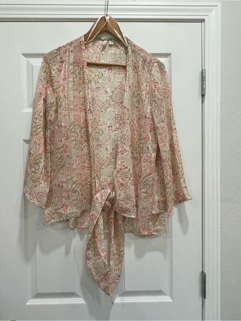 Lightweight Cream & Pink Paisley Tie-Front Women's Top